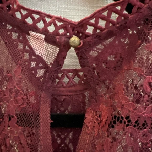 NWT Xhilaration Women's Burgundy Embroidered Lace Overlay Sleeveless Top M - Picture 7 of 9